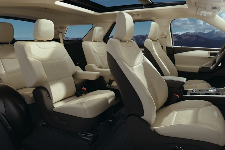 2020 Ford Explorer vs Chevrolet Traverse Interior