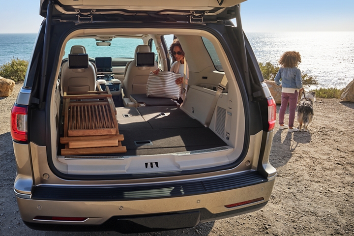 Lincoln Navigator vs Cadillac Escalade Size, Seating, Cargo