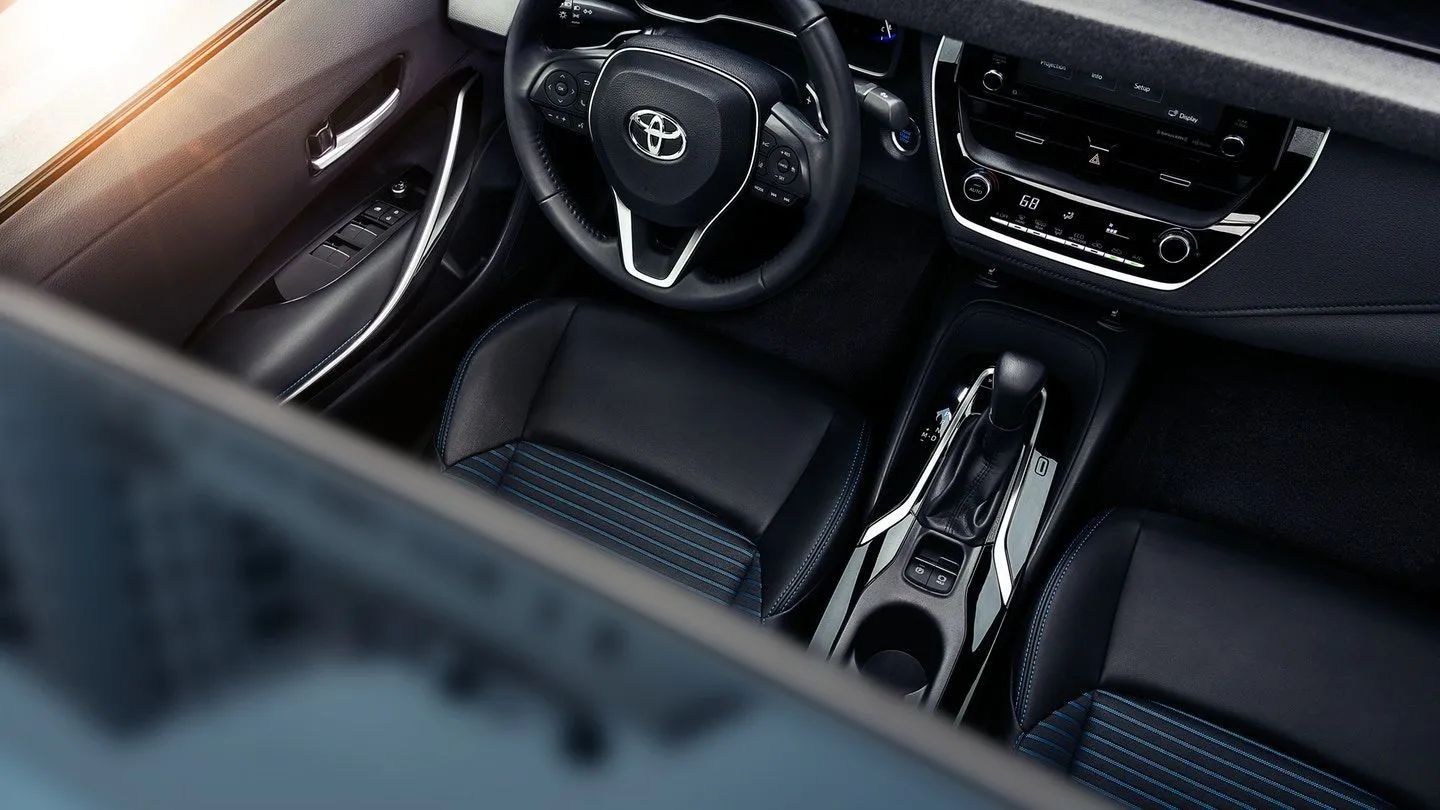 2020 Toyota Corolla vs Honda Civic Interior