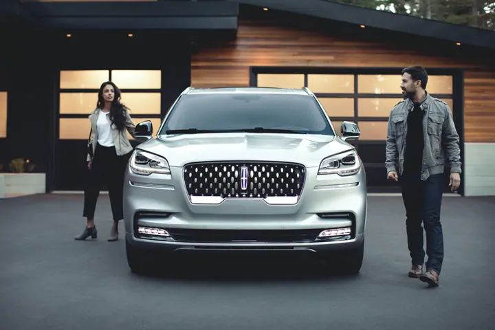 LINCOLN MODEL SHOWROOM OF DEMMER LINCOLN IN DEARBORN, MI