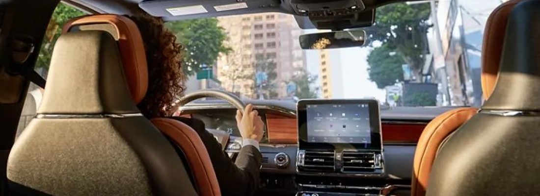 What is the interior of the 2021 Lincoln Navigator like?
