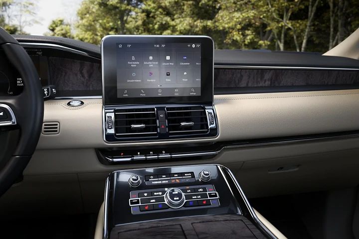 What Technology Features come in the 2021 Lincoln Navigator
