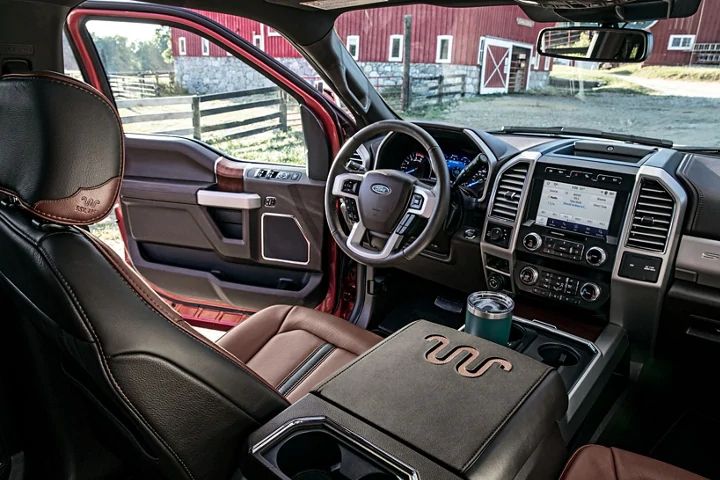 2021 Ford Super Duty F-250 vs Chevrolet Silverado 2500 HD Interior