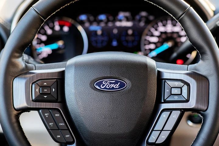 2021 Ford Super Duty F-250 vs Chevrolet Silverado 2500 HD Safety Features